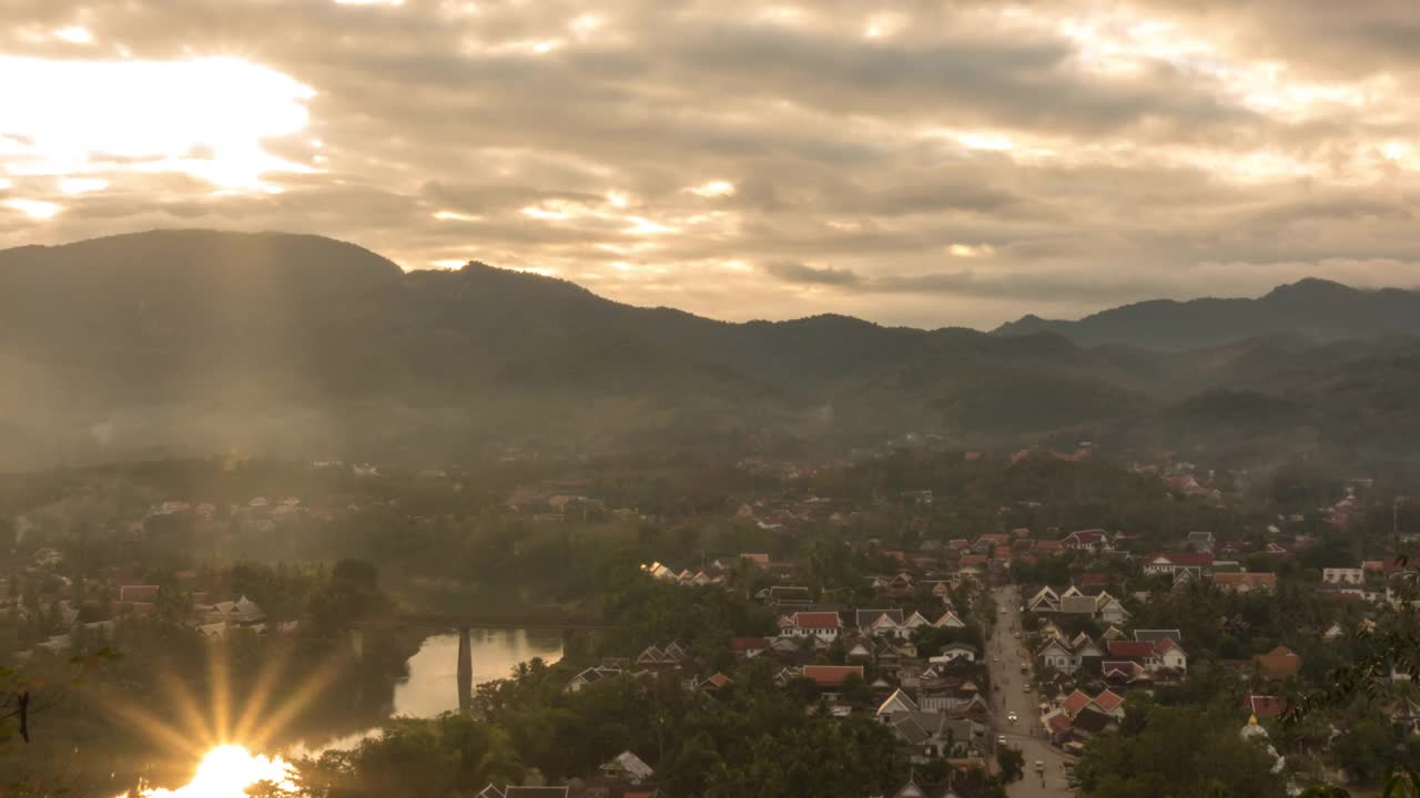 老挝琅勃拉邦日出时的鸟瞰图视频素材