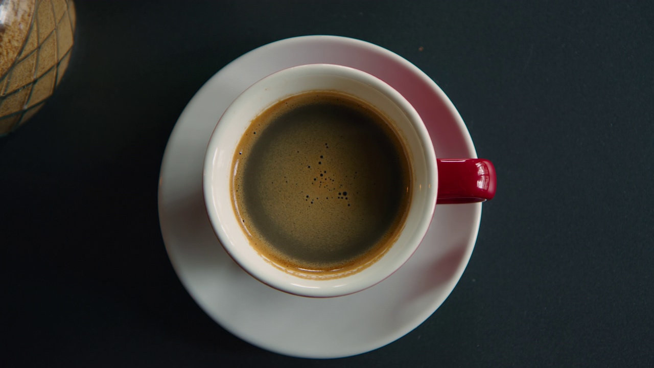 一杯美式或速溶咖啡的俯视图视频下载