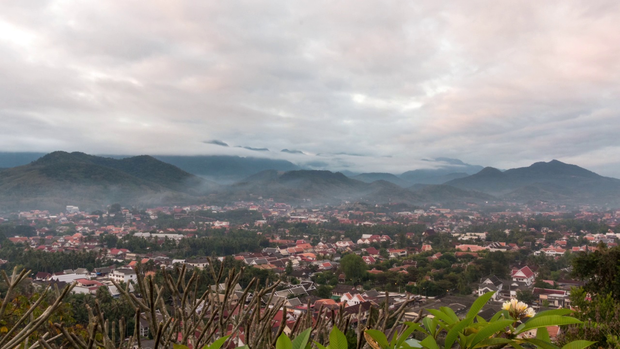老挝琅勃拉邦日出时的鸟瞰图视频下载
