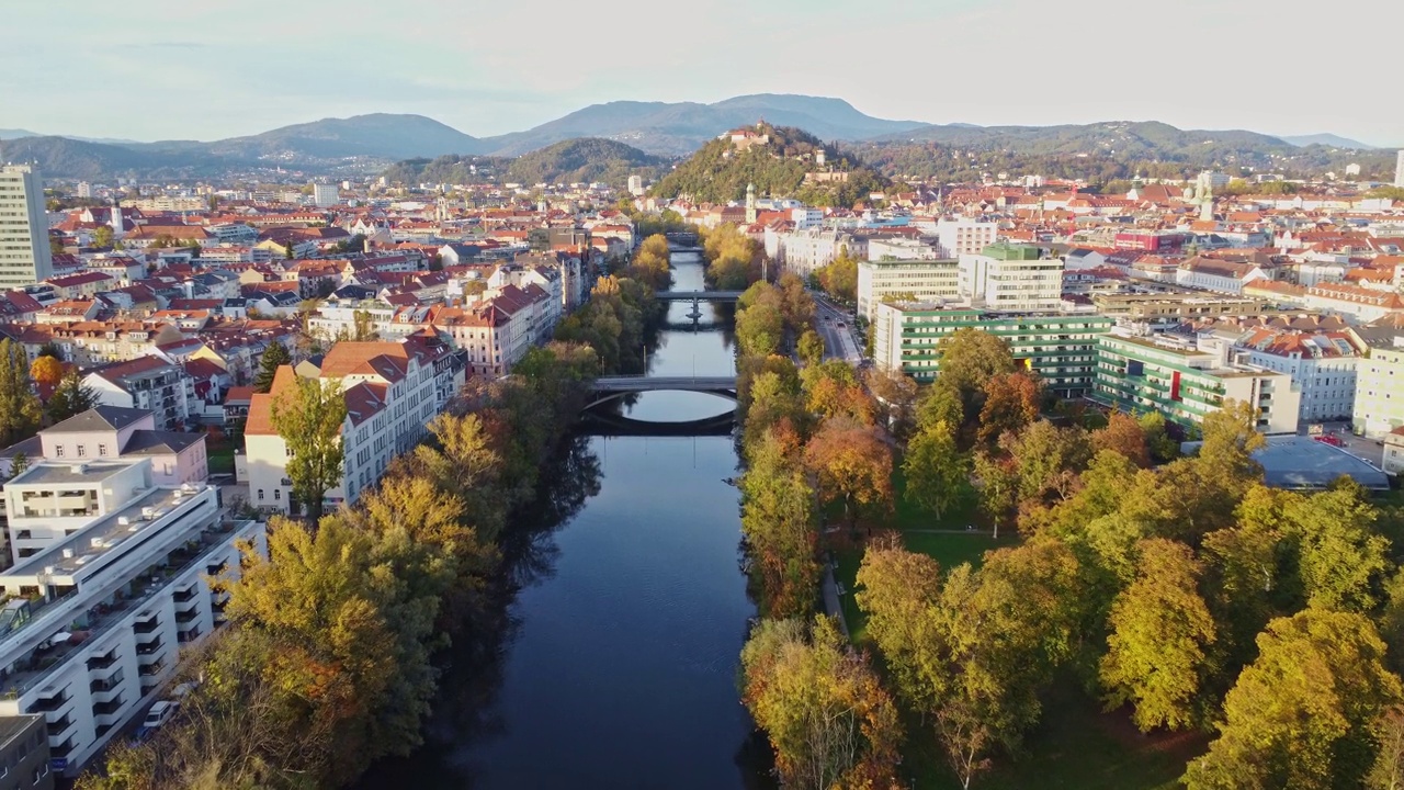 在一个美丽的秋日，沿着穆尔河飞越格拉茨市中心视频下载