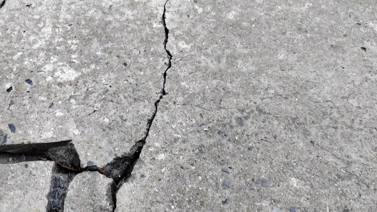 由于施工不良或地震，地面或街道上的混凝土碎裂视频素材