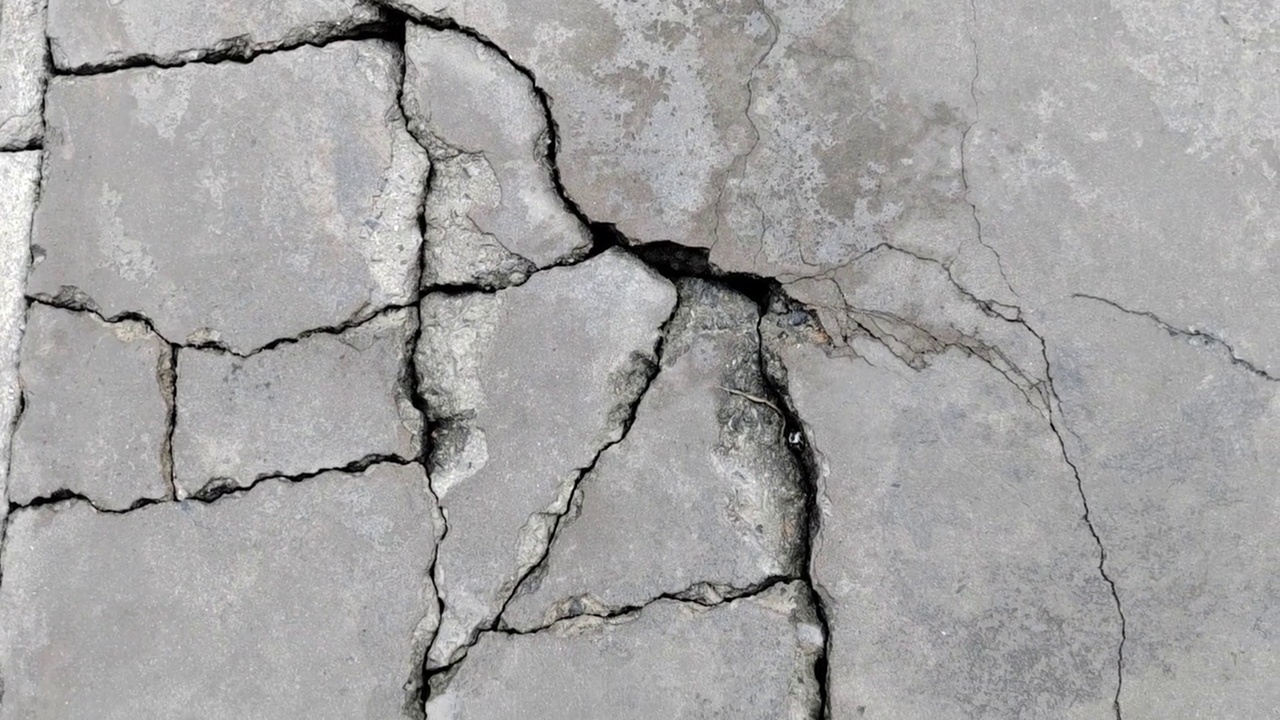 由于施工不良或地震，地面或街道上的混凝土碎裂视频下载