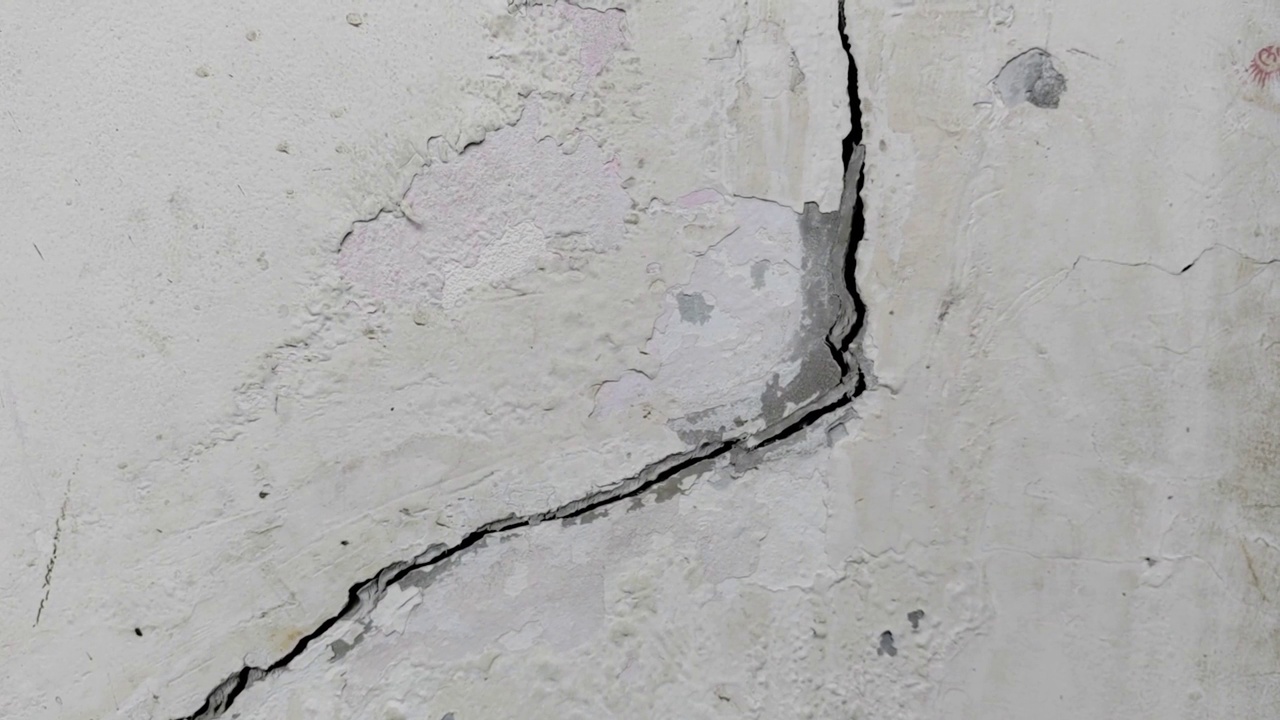 旧墙因施工不良或地震造成混凝土开裂视频素材
