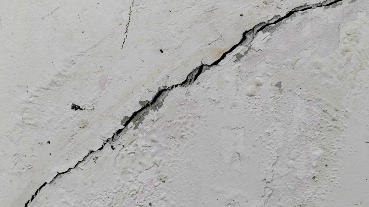 旧墙因施工不良或地震造成混凝土开裂视频素材