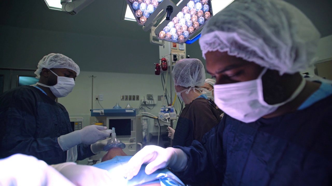 外科医生在医院急诊室给病人做手术视频素材