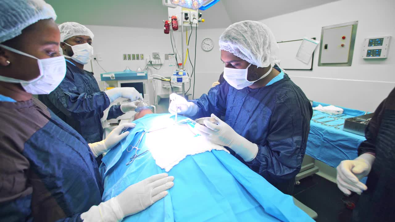 外科医生团队在医院急诊室为病人进行照明手术视频素材