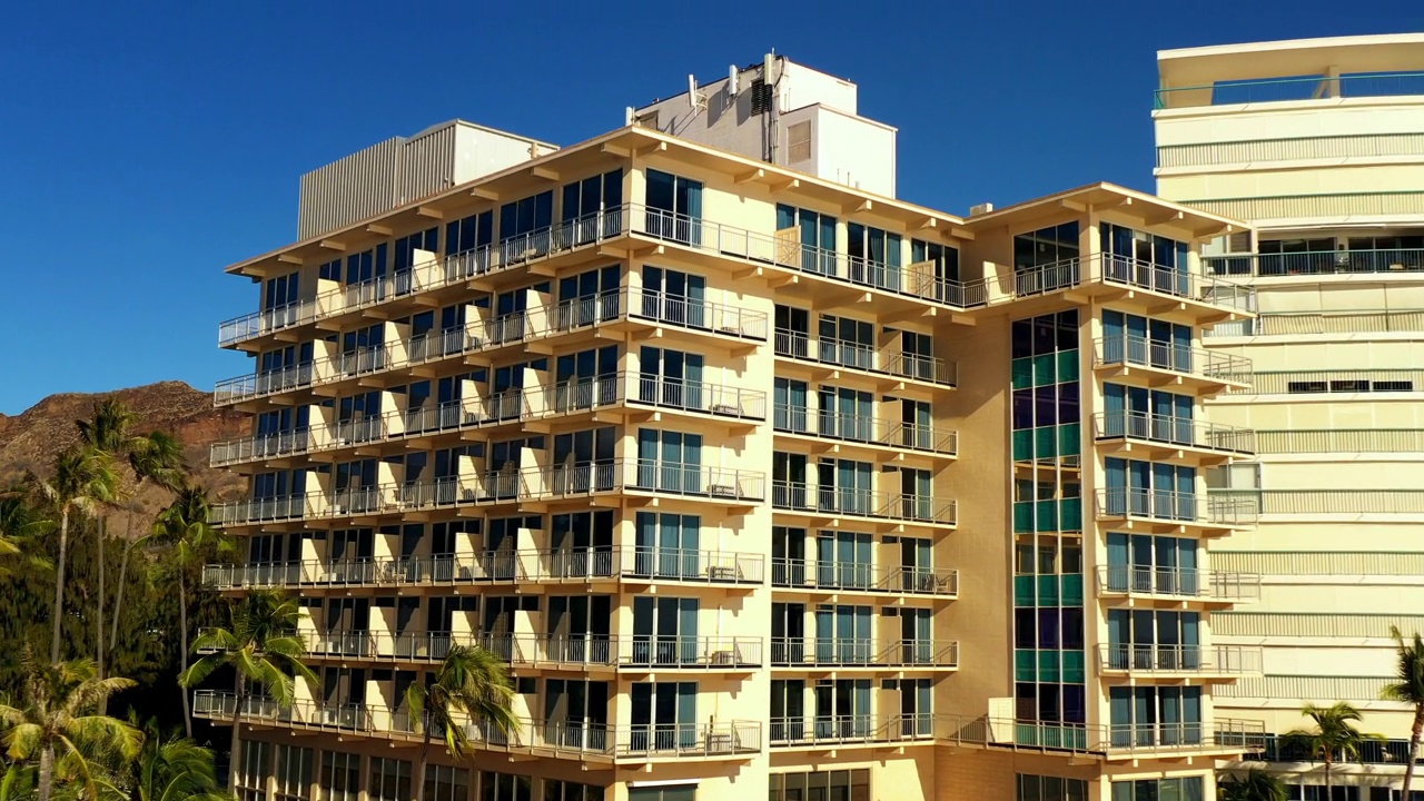 蓝天下酒店大楼空阳台的空中向前拍摄-夏威夷瓦胡岛视频下载