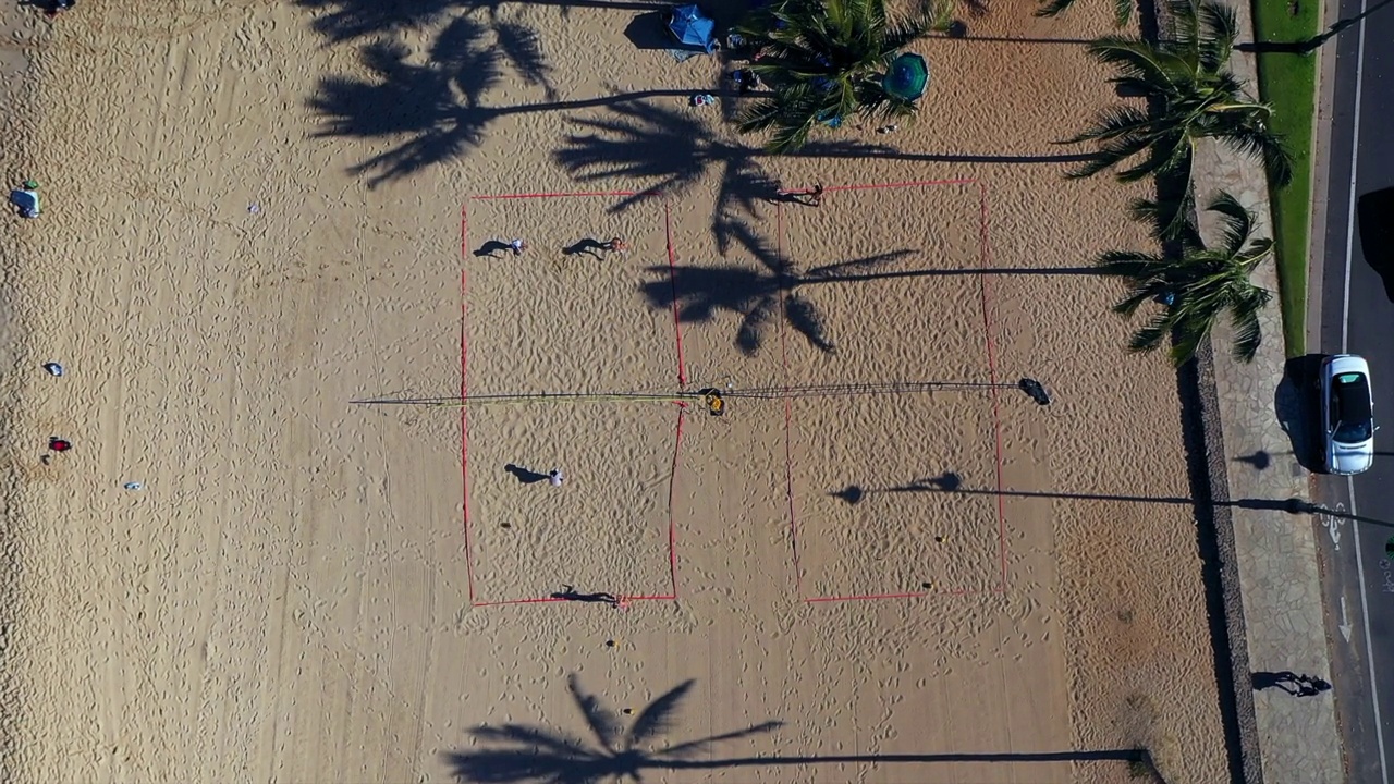 空中俯视图拍摄的妇女在沙滩上打排球在阳光灿烂的一天-瓦胡岛，夏威夷视频下载