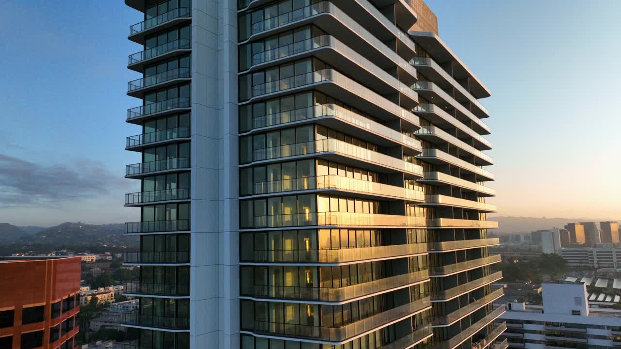 太阳在日落期间的城市住宅建筑阳台上的空中平移镜头-圣莫尼卡，加利福尼亚视频下载