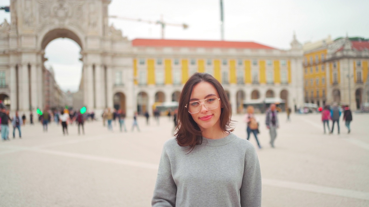 城市广场上戴眼镜的女人视频素材