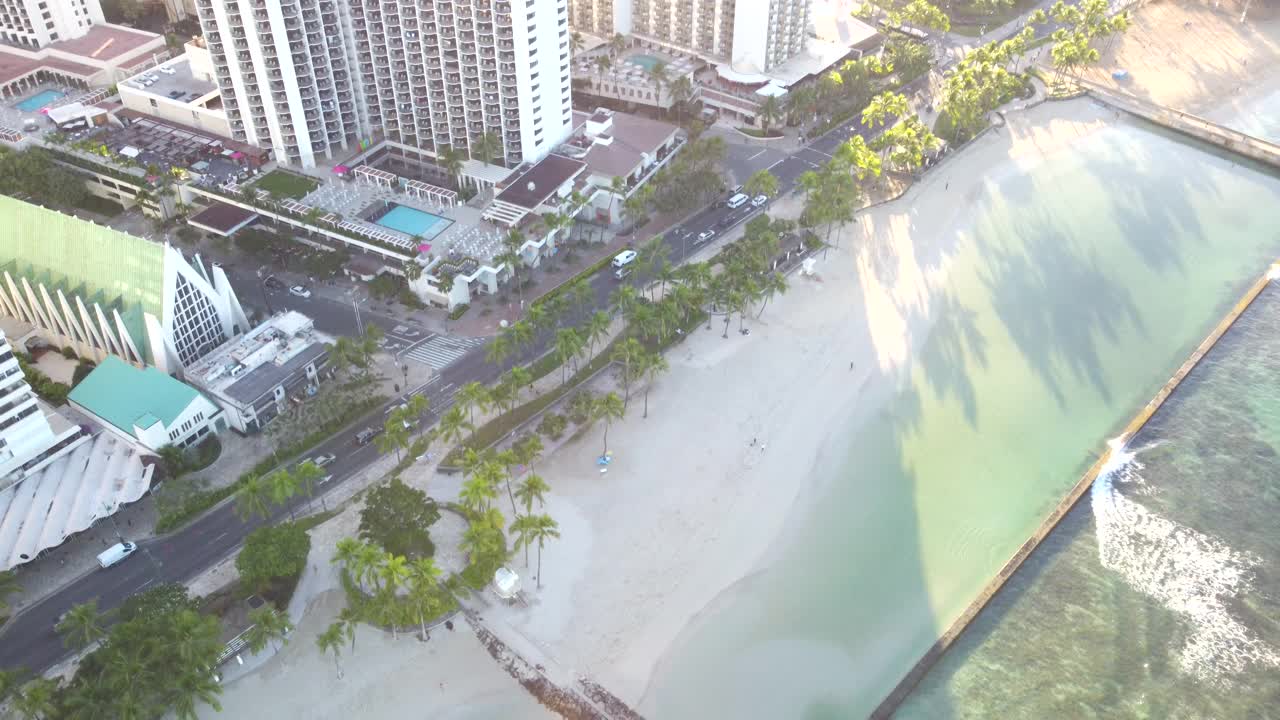威基基市，火奴鲁鲁，瓦胡岛，夏威夷海滩和城市的空中无人机视图。——慢动作视频下载