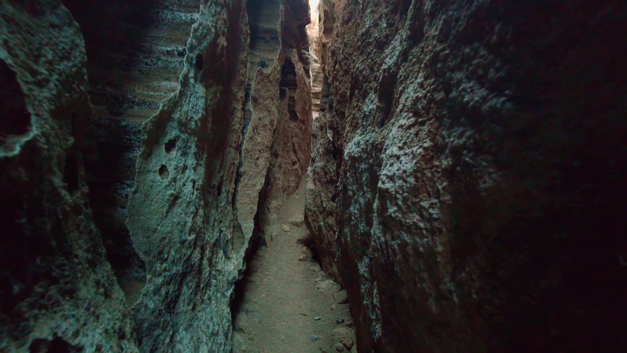 穿过岩壁洞穴的狭窄道路视频下载