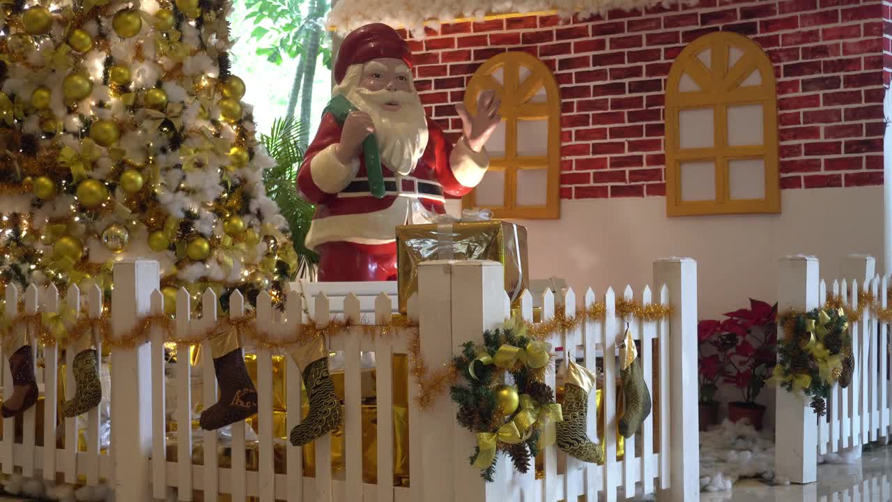 圣诞老人用云杉松树装饰圣诞雪和轻球视频下载