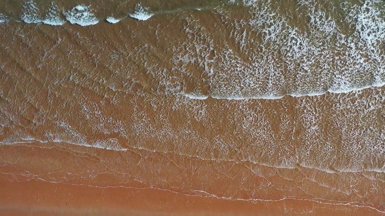 4K分辨率实时俯视图-镜头:美丽的青岛海滩视频素材