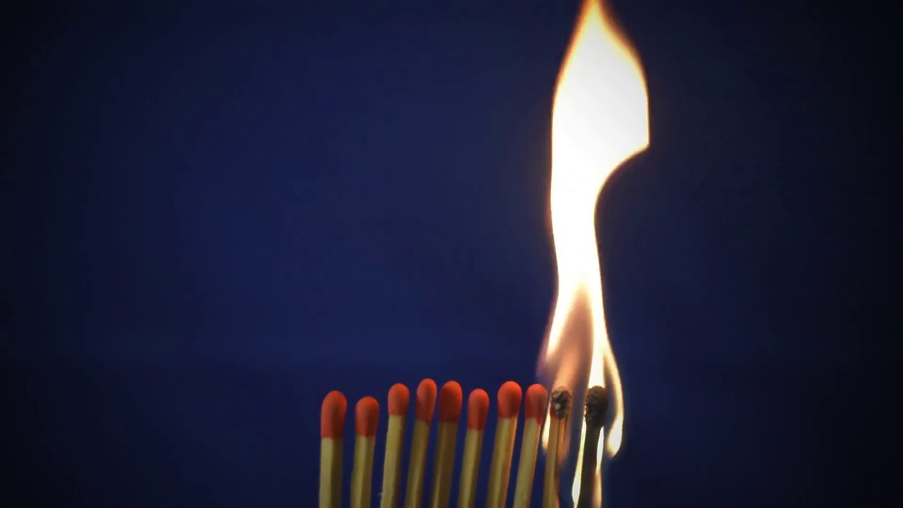燃烧火柴的多米诺效应视频素材