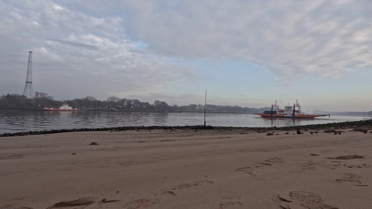 不莱梅附近两艘渡船穿越威泽河的时间流逝视频下载