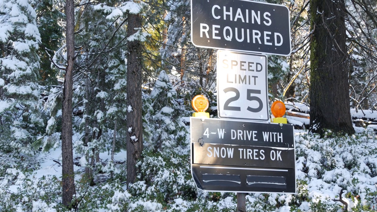 美国加利福尼亚州约塞米蒂冬季森林，需要路标的链条或雪地轮胎。视频下载