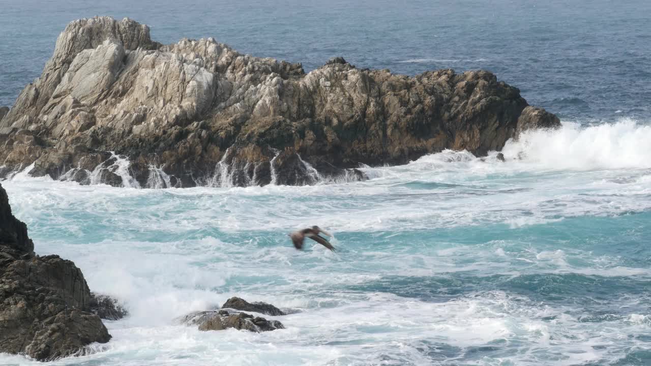 悬崖的岩石峭壁，海洋海滩，Point Lobos，加利福尼亚海岸。波崩溃。视频下载