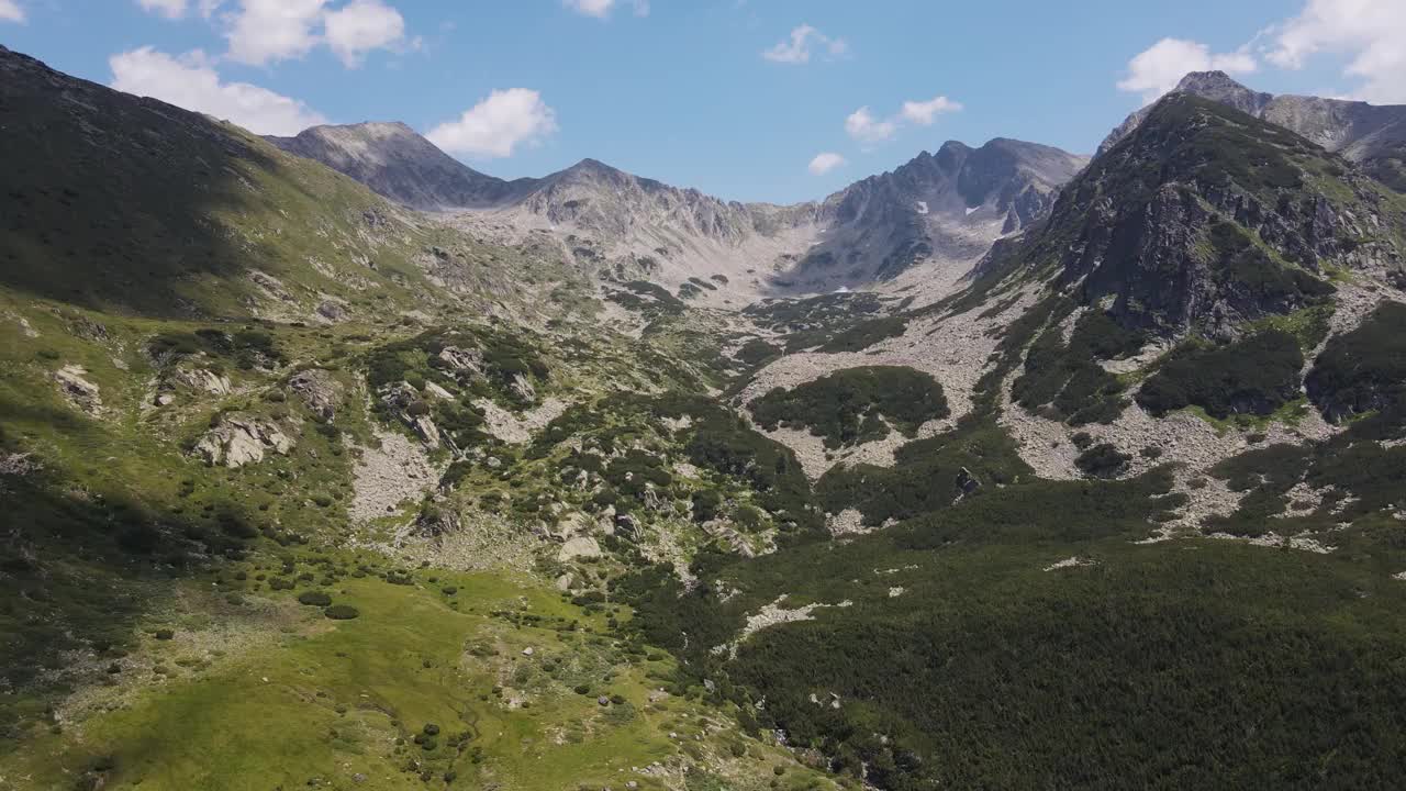 保加利亚亚洛瓦尼卡峰附近的皮林山鸟瞰图视频下载