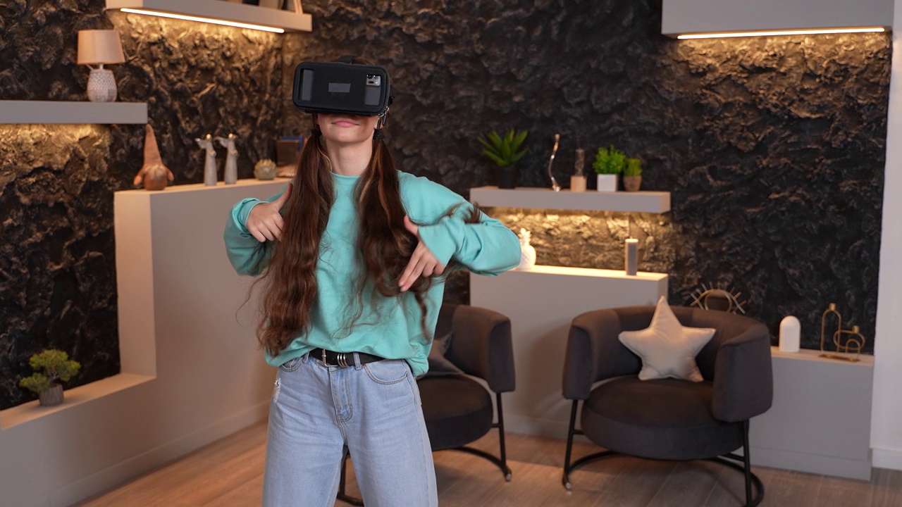 十几岁的女孩戴着VR眼镜跳舞视频下载