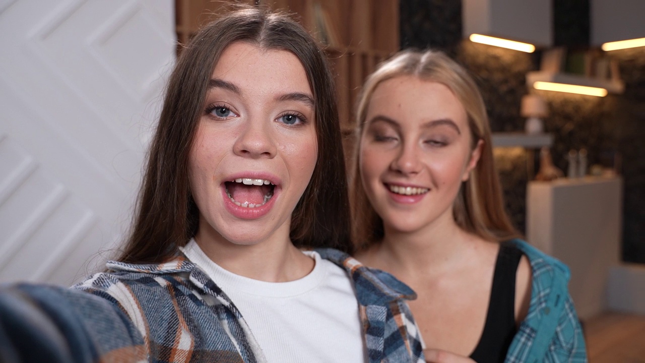 十几岁的女孩在镜头前自拍唱歌视频下载