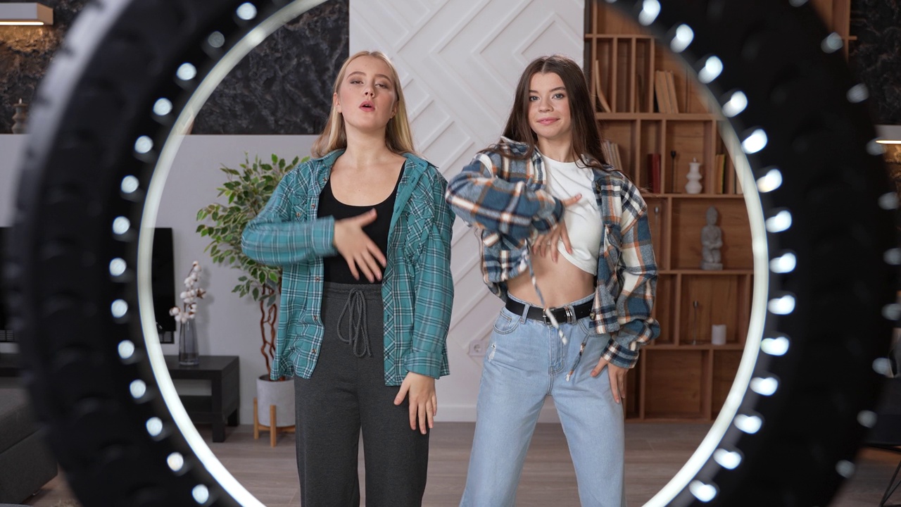 两个漂亮女孩边跳舞边拍故事视频下载