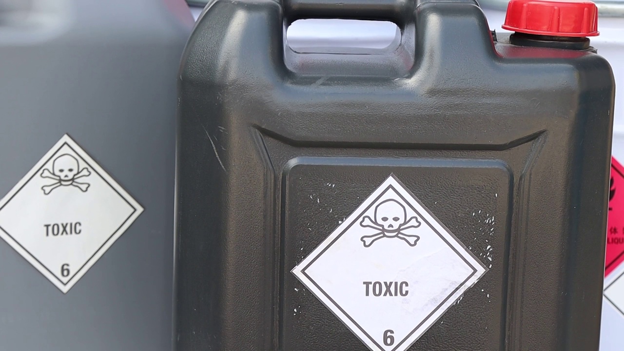 化学产品上的有毒标志视频下载