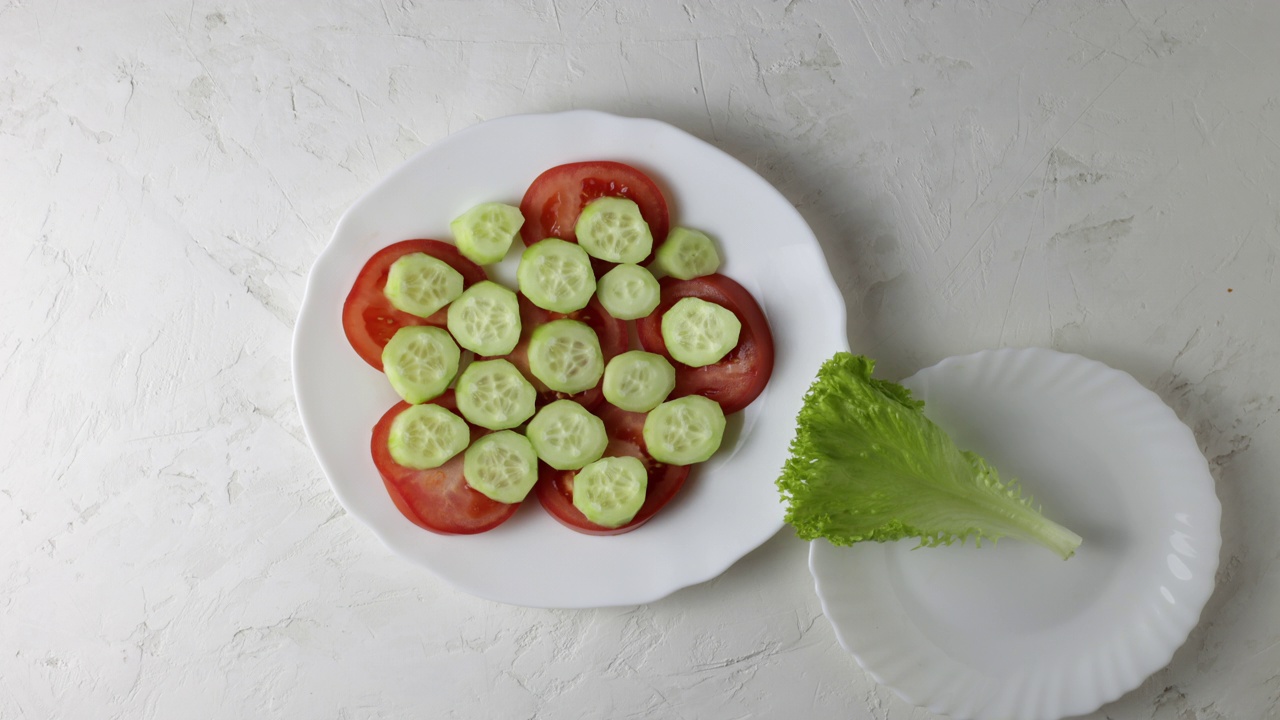 用番茄和黄瓜制作沙拉。健康食品。视频下载