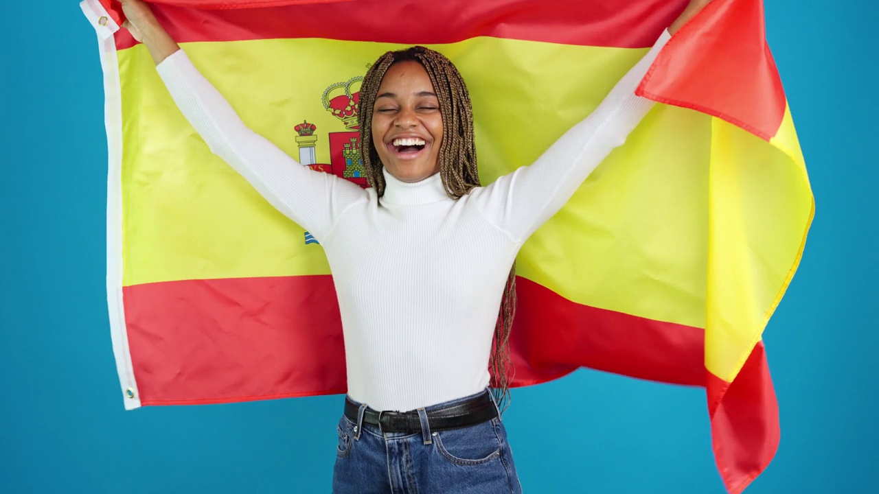 快乐的非洲女人举着西班牙国旗视频下载