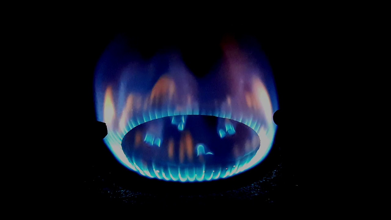 煤气在厨房的炉子里燃烧视频下载