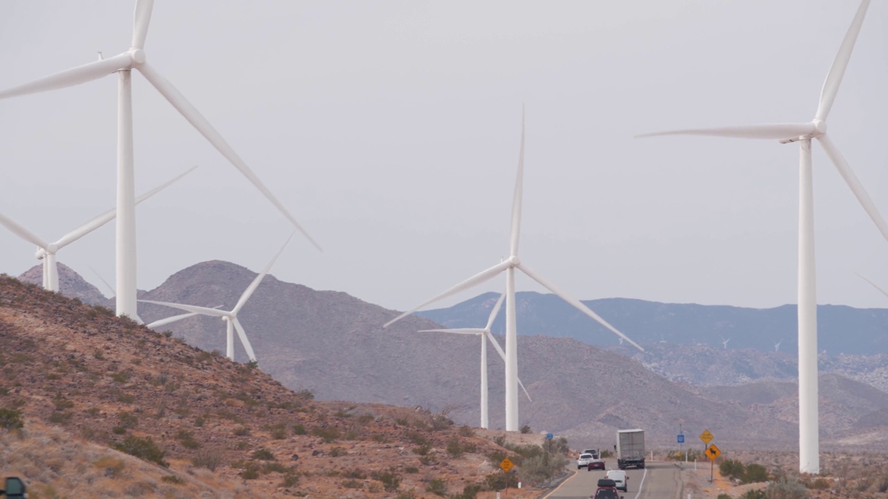 风电场上的风车，风力发电机。沙漠风电场，美国。视频下载