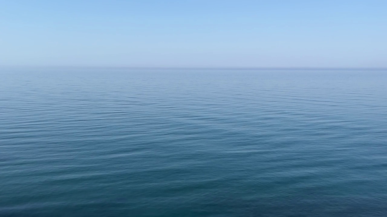 蓝色的海水和天空。视频素材