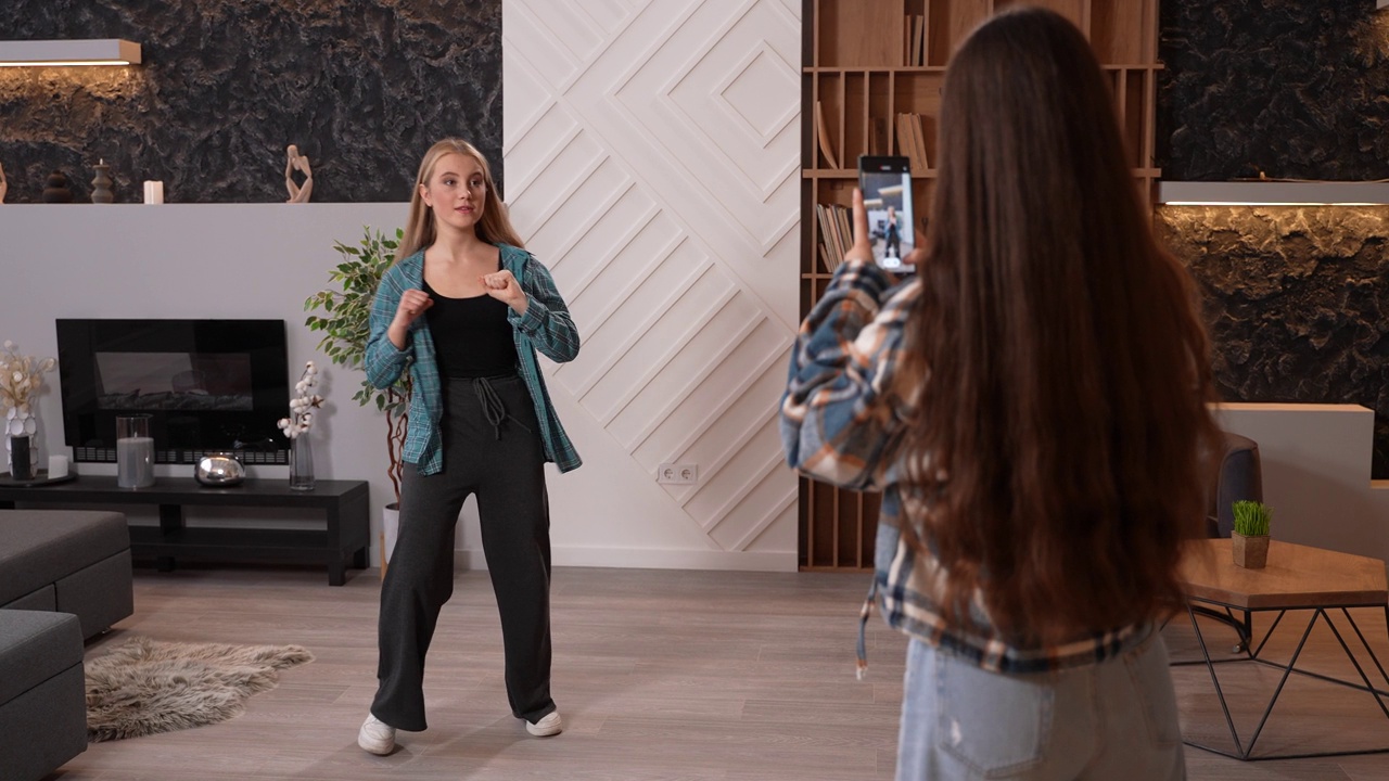 十几岁的女性为博客录制舞蹈视频视频下载