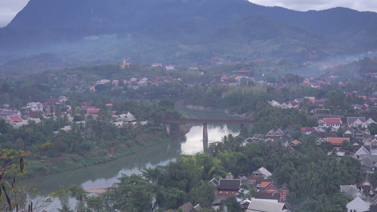 老挝琅勃拉邦日出时的鸟瞰图视频素材