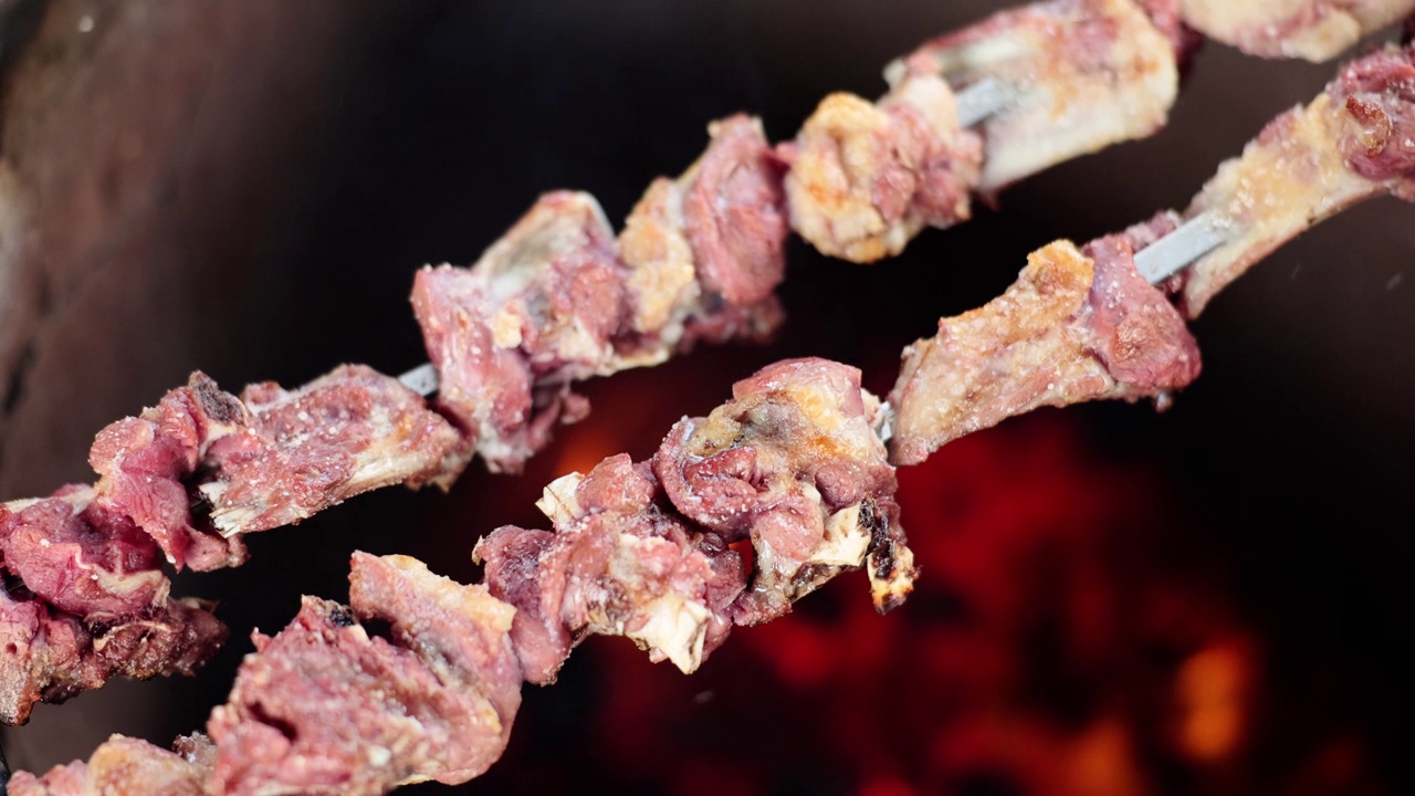多汁的鲜肉串配烤排骨视频素材