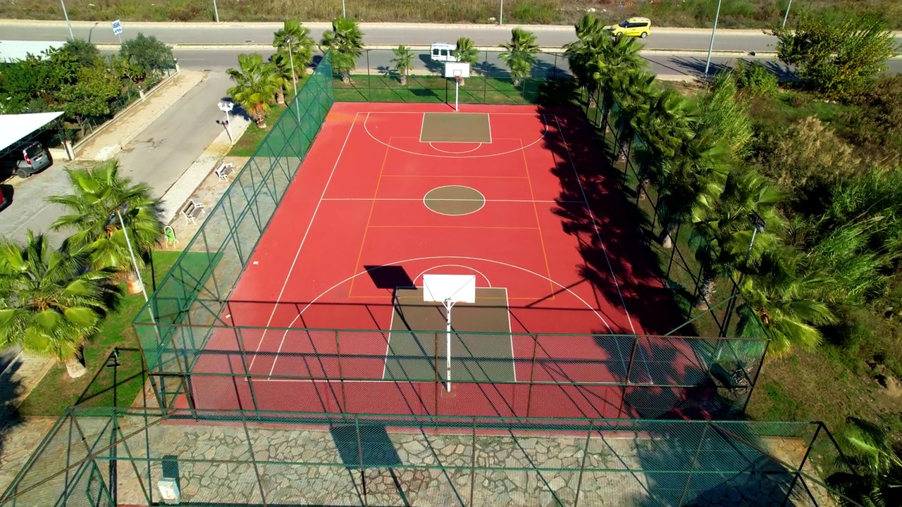 红绿涂层和标记的篮球场视频下载