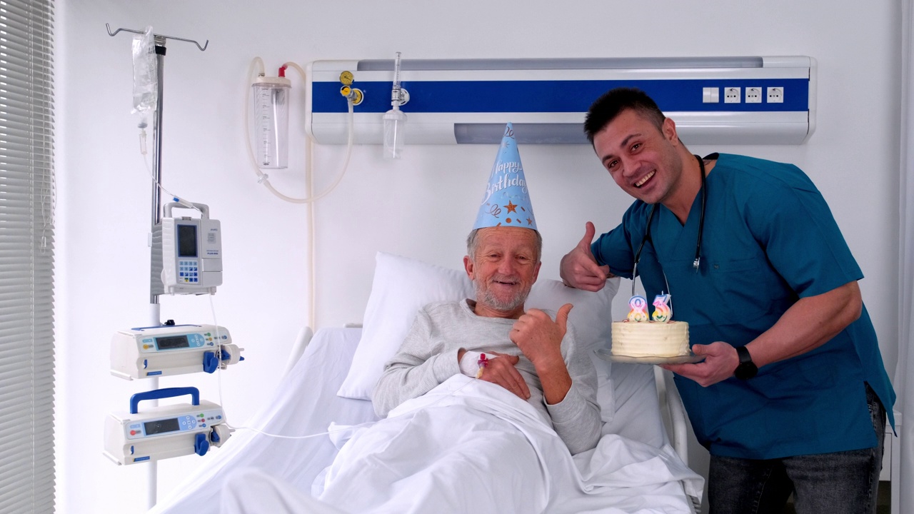 给病房里老人的生日惊喜视频素材