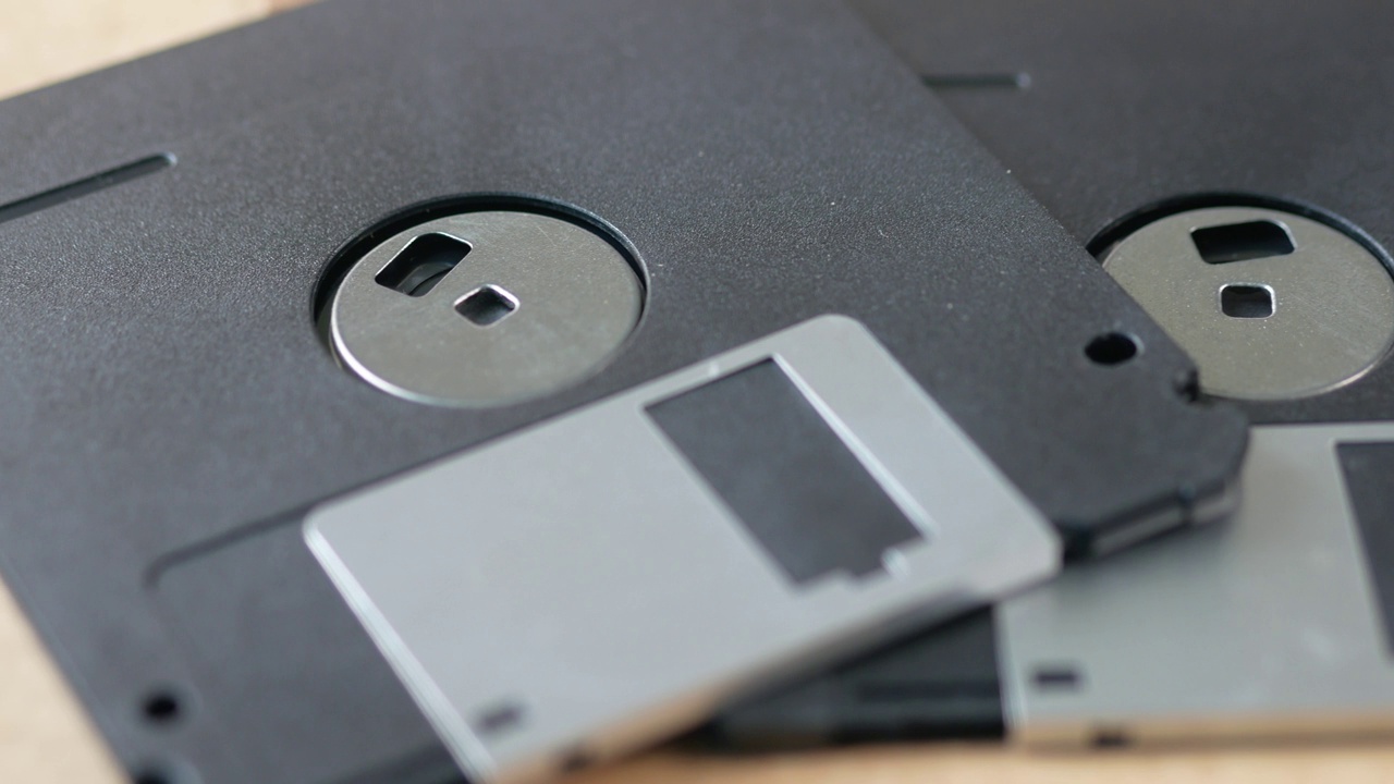 一张灰色背景的老式软盘。视频下载