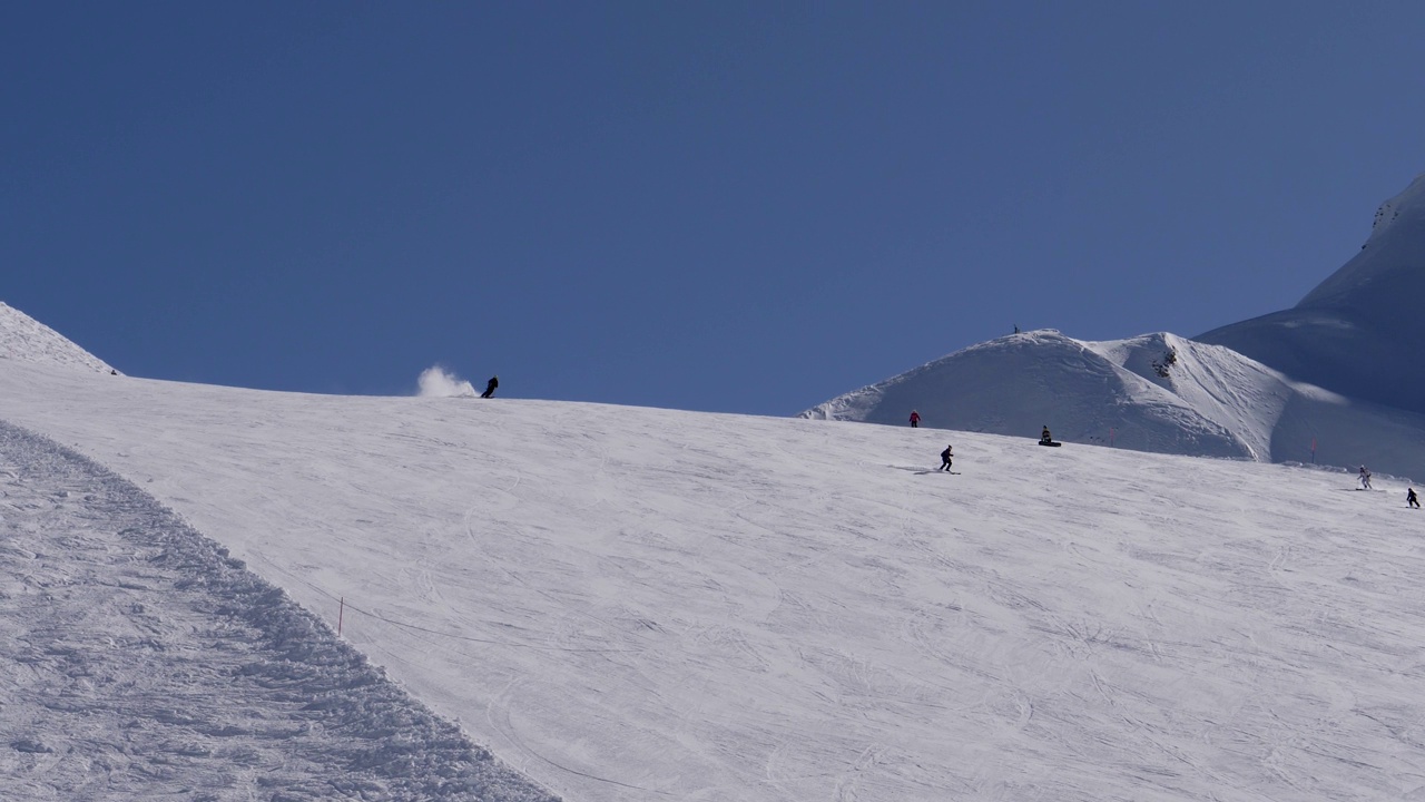 冬季，滑雪者在高山滑雪坡上滑雪视频素材
