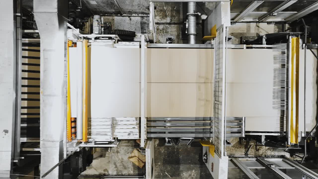 生产线用于生产棕色瓦楞纸板。现代化工厂生产纸箱由再生纸。慢动作视频视频素材