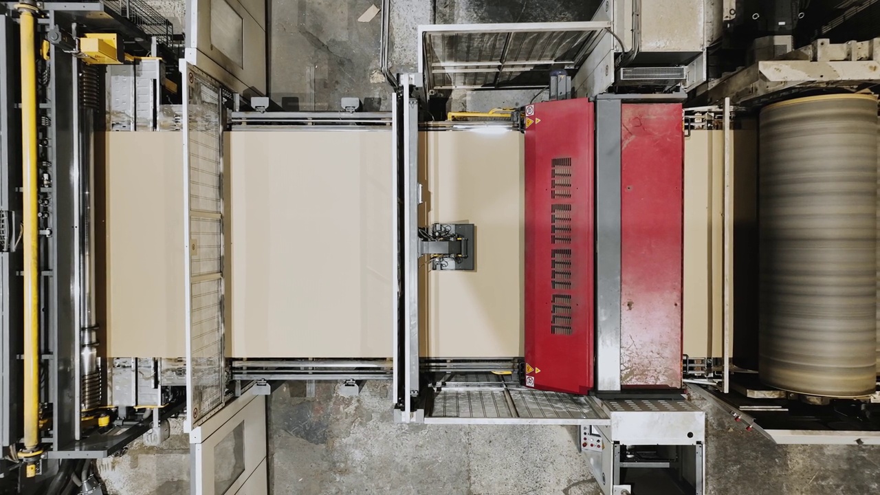生产线用于生产棕色瓦楞纸板。现代化工厂生产纸箱由再生纸。慢动作视频视频素材