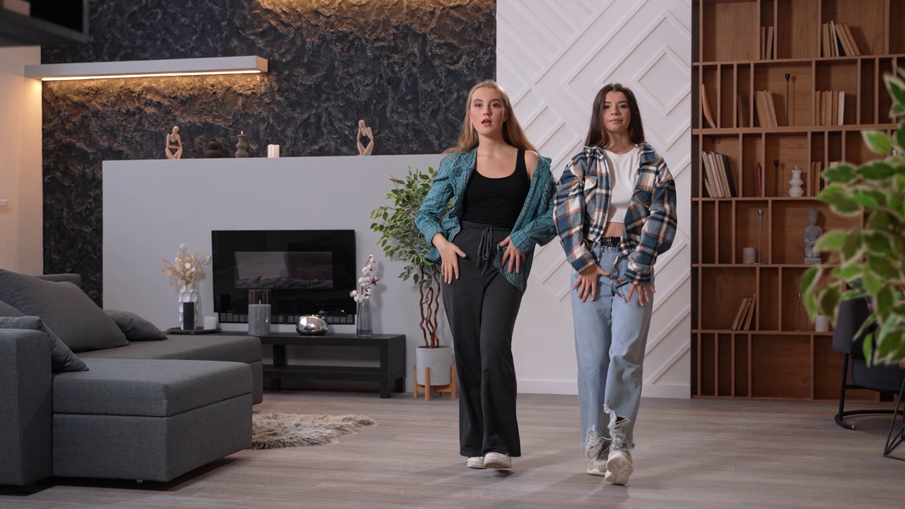 自信的年轻女子在家里跳现代舞视频下载
