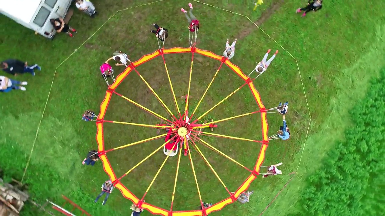 嘉年华欢乐环行空中顶视图。无人机跟踪旋转拍摄。视频素材