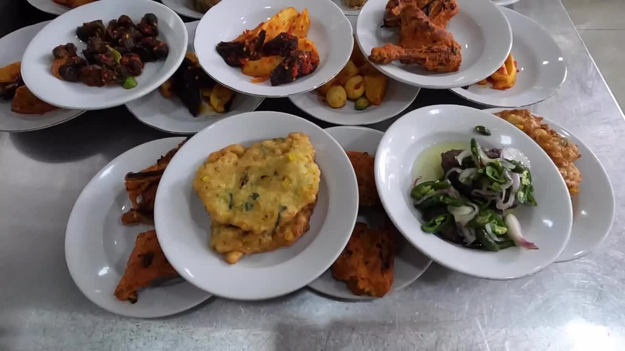 在印度尼西亚西爪哇岛万隆市的一家巴东餐厅里，顾客正在挑选巴东美食。视频下载