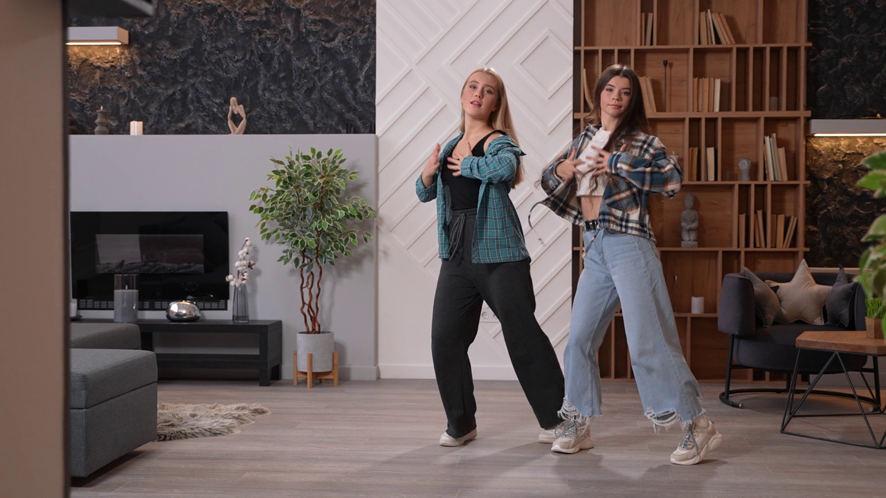 两个年轻漂亮的女人在室内跳嘻哈视频下载