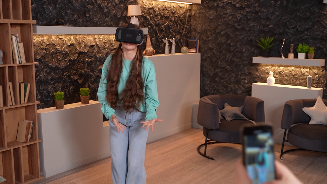 年轻的视频博主戴着VR耳机在镜头前跳舞视频下载