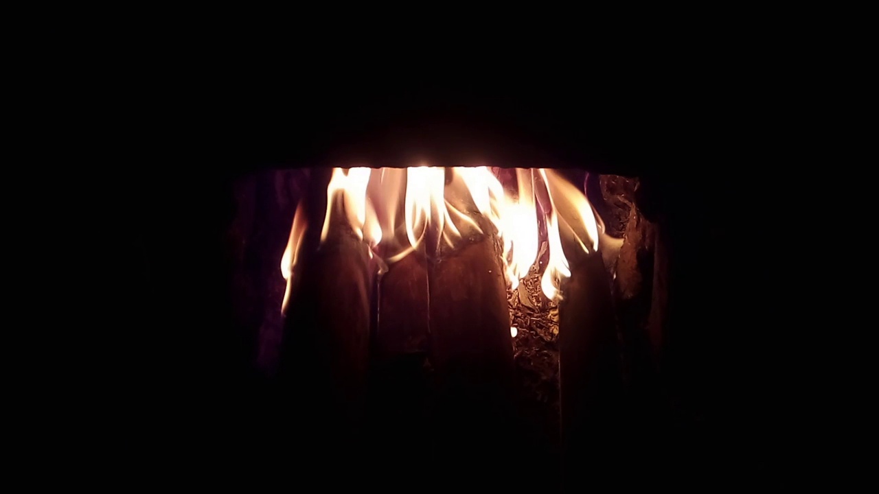 炉子里的火正在燃烧视频素材