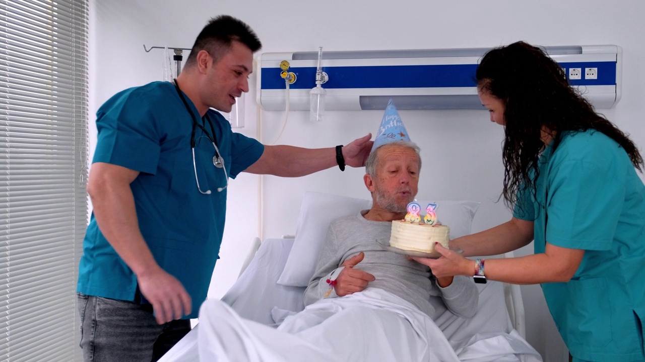 给病房里老人的生日惊喜视频素材
