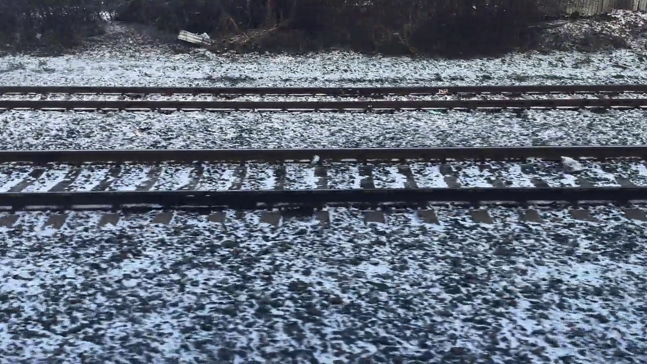 冬季，高铁在铁路轨道上行驶。在火车上旅行。视频素材