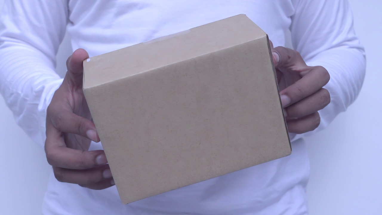 男性手上的棕色盒子慢动作视频素材